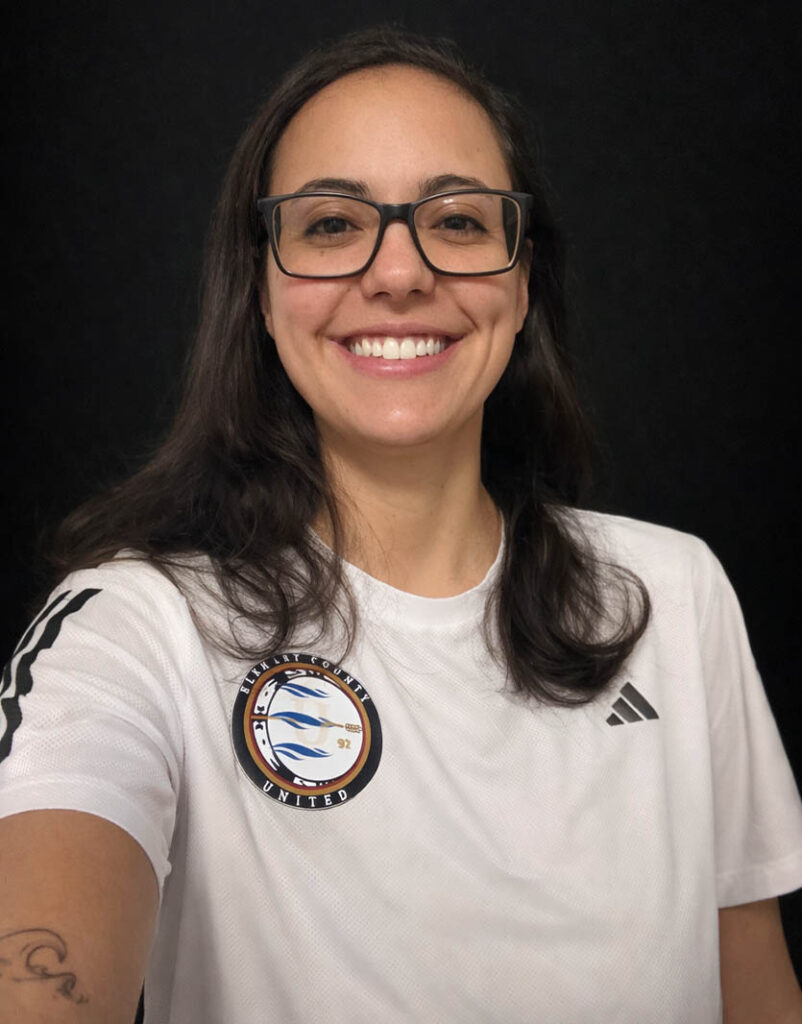 Headshot of Coach Thayane Leal